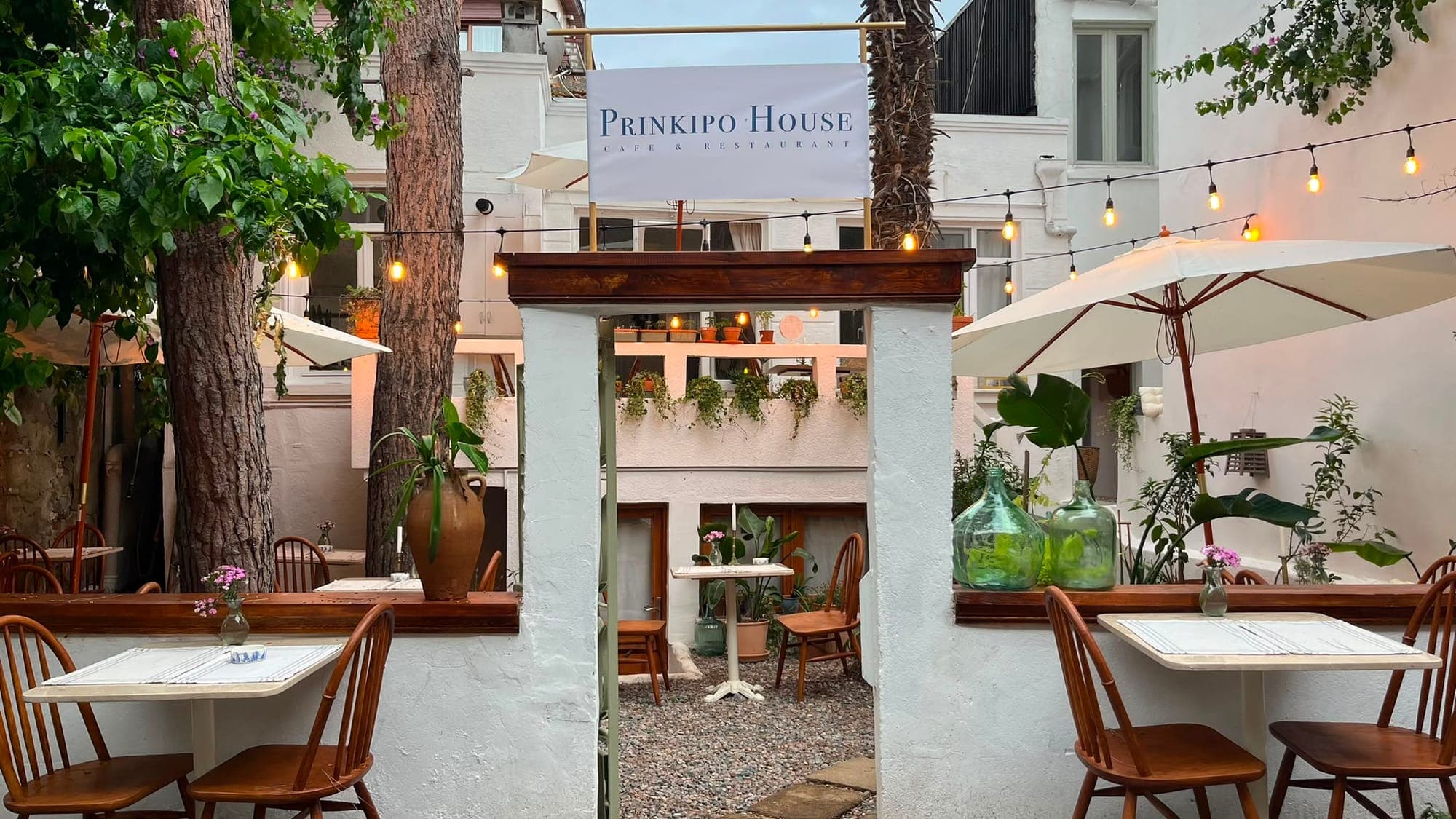 Prinkipo House Cafe — bahçe kapısı